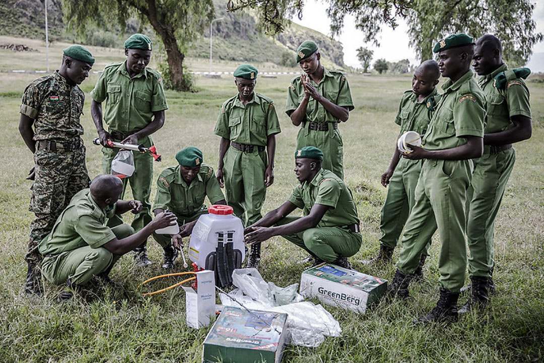 Funcionarios del Servicio Nacional de la Juventud inspeccionan algunos instrumentos de fumigación durante un curso de capacitación en materia de lucha contra la langosta del desierto en el Colegio de Capacitación del Servicio Nacional de la Juventud de Kenya, en Gilgil (Kenya). Foto: FAO/Luis Tato