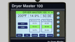 El Dryer Master DM100 mide la humedad del grano en los puntos de descarga y proporciona un elemento de control para aliviar la carga de trabajo de quien esté manejando el secador. Foto: Kentra