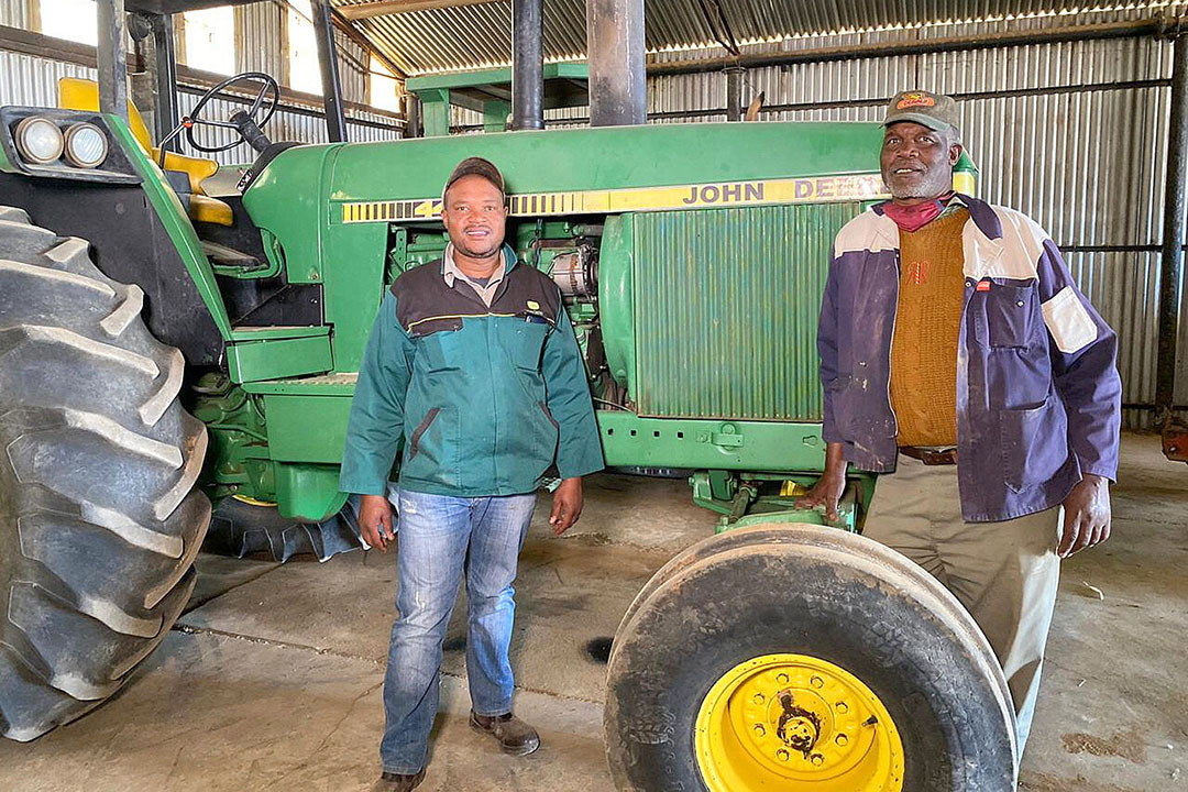 Clifford Mthimkulu con su padre Koos en su granja en Sudáfrica. Foto: Chris McCullough