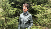 La profesora Margareth Øverland, jefa de Alimentos de Noruega, se encuentra entre las especies de árboles Picea abies, o el abeto noruego. Foto: Margareth Øverland