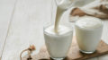 El kéfir, un producto lácteo fermentado, se vierte en un vaso para el consumo humano. También puede ser un aditivo útil para las dietas de los lechones destetados. Foto: Shutterstock