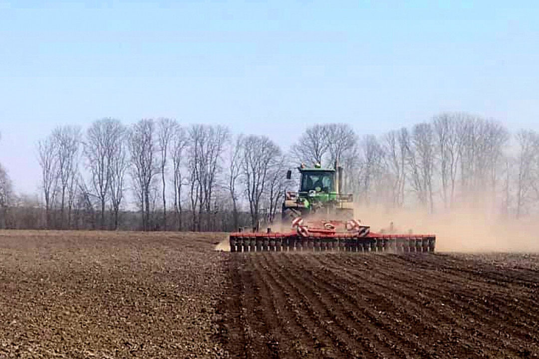 Los tractores de Serhiy ya están trabajando en los campos preparando el terreno para la siembra.