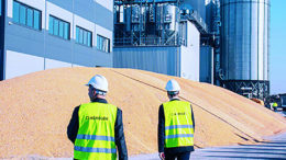 Desde 2018, AGROLOK procesa y reﬁne componentes de piensos de alta calidad en Osiek, Polonia, con máquinas de KAHL. Fotos AMANDUS KAHL