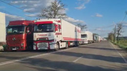 Los camiones tienen que esperar días en la frontera de Ucrania con Polonia y Rumanía para cruzar con sus cargas de grano.  Foto: Chris McCullough