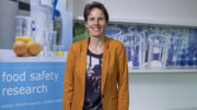 Ine van der Fels-Klerx es científica principal del instituto de investigación Wageningen Food Safety Research y profesora con nombramiento especial de Economía de la Seguridad Alimentaria en el Grupo de Economía Empresarial de la Universidad de Wageningen. Foto: Koos Groenewold