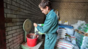 Lars van de Nieuwenhof pesa con precisión Bovaer10, la mezcla mineral de Agrifirm a la que se ha añadido Bovaer, para utilizarla en su mezclador de piensos. Calcula con 150 g de Bovaer10 por vaca y día. Foto: Bert Jansen