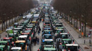 Agricultores alemanes protestan con tractores contra el recorte previsto de las ayudas fiscales a los vehículos en Berlín.  Foto: Christian Mang