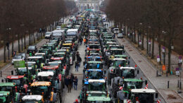 Agricultores alemanes protestan con tractores contra el recorte previsto de las ayudas fiscales a los vehículos en Berlín.  Foto: Christian Mang
